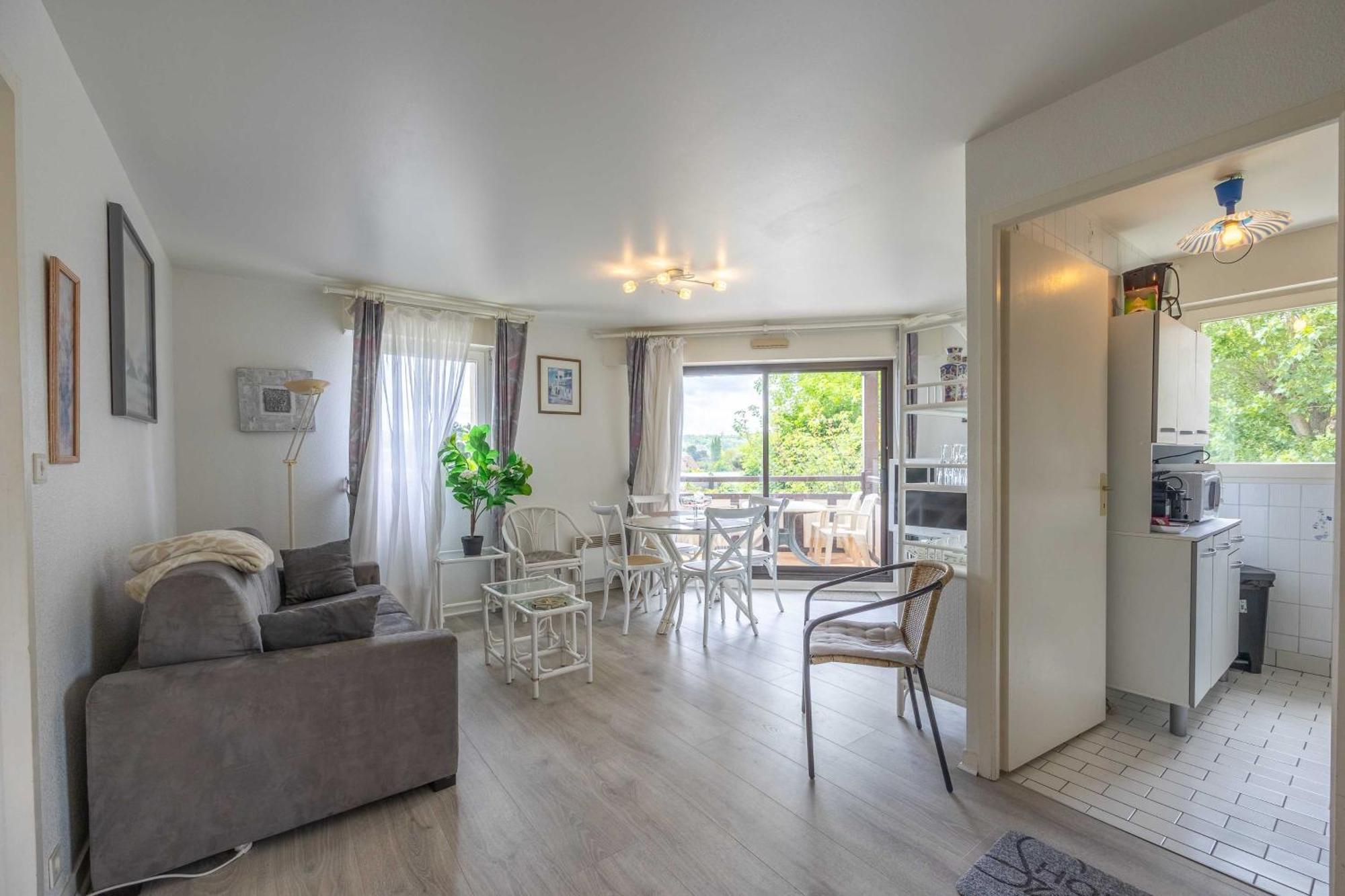 Apartment With Parking And Balcony Near The Beach Довиль Экстерьер фото