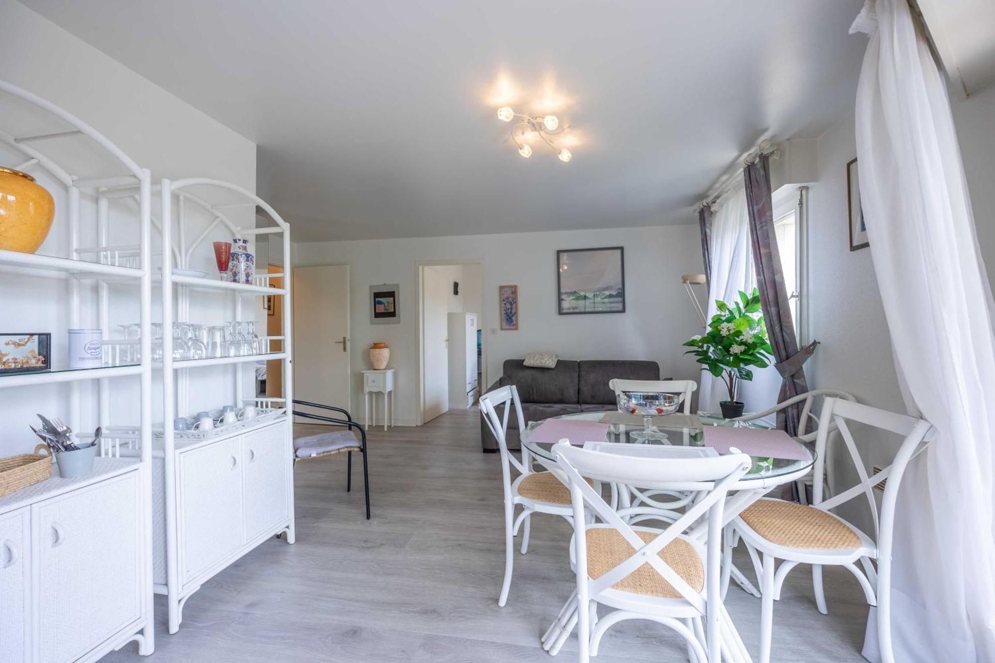 Apartment With Parking And Balcony Near The Beach Довиль Экстерьер фото