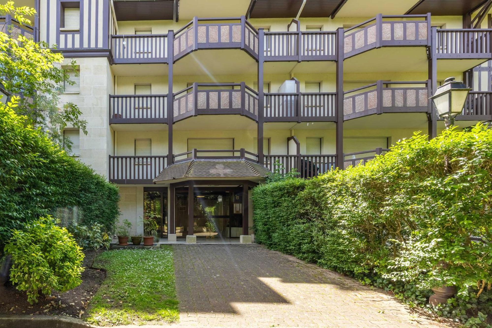 Apartment With Parking And Balcony Near The Beach Довиль Экстерьер фото
